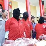 Tiga penjual daging sapi yang diplos dengan daging babi ditangkap unit Tipiter Polrestabes Surabaya. Mereka ingin mengeruk keuntungn yang besar dengan melambungnya harga daging sapi.