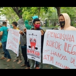 Para aktivis Komad saat melakukan aksi di Kantor Bea Cukai Madura, Jalan Jendral Sudirman No. 2, Pamekasan.
