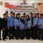 Anggota Panitia Pemilihan Kecamatan (PPK) Pemilihan Wali Kota dan Wakil Wali Kota Pasuruan Tahun 2020 foto bersama usai dilantik.