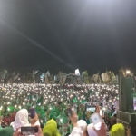 Ratusan ribu jemaah tampak bersemangat mengumandangkan selawat yang dipandu oleh Habib Syech.