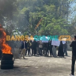 Aksi protes mahasiswa Unira saat tidak ditemui pihak rektorat. Foto: MUTAMMIM/BANGSAONLINE