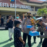 Kasatlantas Polresta Banyuwangi, Kompol Muhamad Fani Rakhim, saat menerima kue tar dari bocah pengidola Polisi, Muhammad Abdullah Daud Abigail.