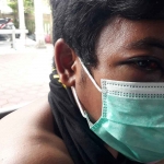 Korban dengan kondisi memar pada bagian wajah dan kepala akibat pencurian dan kekerasan di Jalan Raya Lajuk, Porong, Sidoarjo.