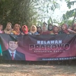 Emak-emak di Kecamatan Driyorejo dan Wringinanom menggelar deklarasi dukungan terhadap Prabowo Subianto sebagai calon presiden 2024. foto: SYUHUD/ BANGSAONLINE