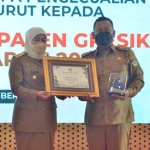 Bupati Gresik Fandi Akhmad Yani menerima penghargaan opini WTP dari Gubernur Jatim, Khofifah Indar Parawansa. Foto: Ist