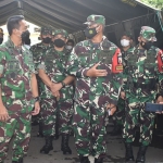 Panglima TNI, Jendral Andika Perkasa, saat mengunjungi isoter PMI.