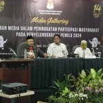 Ketua KPU Sidoarjo M Iskak (kiri) saat acara Media Gathering, Kamis (14/12/2023). Foto: Ist.