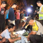 Petugas saat memeriksa beberapa pemuda yang diketahui pesta minuman keras. foto: ARIF KURNIAWAN/ BANGSAONLINE