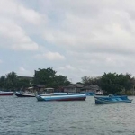 Perahu nelayan bantuan KKP RI tertambat di pesisir pulau Bawean.