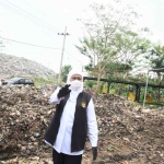 Khofifah Indar Parawansa di lokasi pembuangan sampah. Foto: Humas Pemprov Jatim