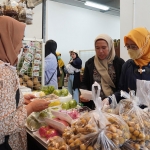 ASN Pemerintah Kota Batu saat belanja di Pasar Induk Among Tani, Selasa (17/10/23).