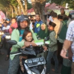 Kapolres Kediri Kota AKBP Anthon Hariyadi bersama anak yatim piatu saat bagi takjil didepan terminal Tamanan Kota Kediri. foto: ARIF KURNIAWAN/ BANGSAONLINE