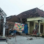 Rumah warga yang menjadi korban angin kencang. Foto: Rony Suhartomo/ bangsaonline.com 