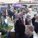 Pasar murah saat Ramadhan yang digelar OSIS SMAN 2 Batu.