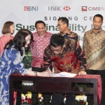 Direktur Utama PT Semen Baturaja Tbk, Daconi Khotob menandatangani perjanjian kredit sindikasi sustainability linked loan (SLL) di Jakarta. Foto: Ist.