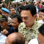 Basuki Tjahaja Purnama alias Ahok dan tim penyidik Bareskrim mendapat pengawalan ketat anggota Propam saat di Gedung Kejaksaan Agung, Jakarta, Kamis (1/12).