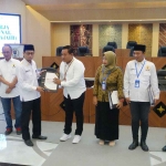 Ketua Kadin Tuban memberikan sertifikat kepada peserta pelatihan pelatih.