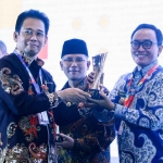 Bupati Pamekasan, Baddrut Tamam, saat menerima penghargaan dari KPK. 