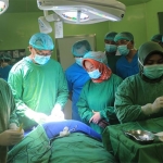 Wali Kota Mojokerto Ika Puspitasari (kerudung oranye) saat meninjau operasi bibir sumbing.