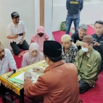 Suasana ijab kabul tahanan narkoba di Polsek Tegalsari, Surabaya.