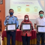 Lapas Surabaya menerima piagam penghargaan peringkat kedua di bidang pengelolaan anggaran negara.