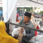IKUT MELAYANI: Bupati Saiful Ilah berjualan sembako murah saat Pasar Rakyat Ramadan, Sabtu (25/5). foto: MUSTAIN/ BANGSAONLINE