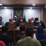 Terdakwa Jarno saat menjalani sidang kedua di Pengadilan Negeri Tuban.