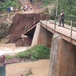 Kondisi jembatan penghubung antar dusun di Desa Jugo, Kecamatan Kesamben, Kabupaten Blitar, yang ambrol.