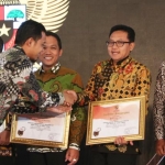 Wali Kota Malang Sutiaji saat menerima penganugerahan PPID Award 2019 kategori Badan Publik Menuju Informatif dari KIP Jawa Timur di Hotel Novotel Surabaya. foto: ist