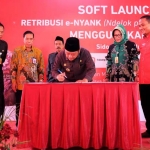 LAUNCHING: Bupati Sidoarjo H Saiful Ilah meluncurkan aplikasi e-NYANK Pasar di Pasar Gedangan, Jumat (7/7). foto: istimewa