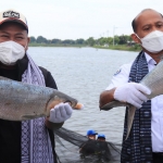 Dirjen Perikanan Budi Daya TB Haeru Rahayu bersama Bupati Gresik Fandi Akhmad Yani menunjukkan hasil budi daya ikan bandeng di Desa Pangkah Wetan, Kecamatan Ujungpangkah. foto: IST./ BANGSAONLINE