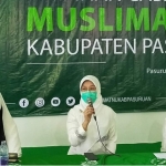 Dra. Aida Fitriati, M. Pd.I, Anggota Komisi E DPRD Jatim aktif memelopori kampanye gerakan pakai masker. foto: istimewa
