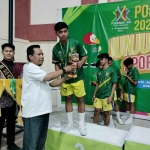 Perwakilan dari tim sepak takraw kategori interegu putra Bangkalan saat meraih medali di Porprov Jatim 2023.