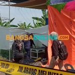 Anggota Polres Pasuruan saat melakukan ekshumasi di Makam Pogar, Bangil. Foto: M. ANDY FACHRUDIN/BANGSAONLINE