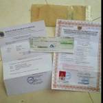 Surat dan cek palsu yang gegerkan warga sampang. foto: beritajatim