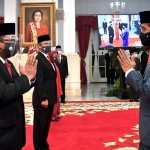 Gus Yaqut mendapat ucapan selamat dari Presiden Joko Widodo usai dilantik sebagai Menteri Agama RI di Istana Negara, Rabu (23/12/2020). (foto: BPMI)