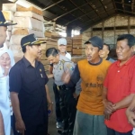 Ketua Komisi E DPRD Jatim Hartoyo (memakai kemeja safari gelap) saat menampung aspirasi karyawan PT Mega Utama Indah. Foto : DIDI ROSADI/BANGSAONLINE