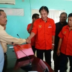DAFTAR: Pengurus PDIP Sidoarjo saat menyerahkan berkas keanggotaan parpol ke KPU Sidoarjo, Rabu (11/10) lalu. foto: istimewa