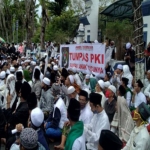 Peserta aksi saat di depan Gedung DPRD Sampang.