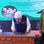 Gubernur Jawa Timur Khofifah Indar Parawansa meresmikan Pusat Pelayanan Pendidikan dan Riset Penyakit Menular serta Mobile Molecular Laboratory RSUD Dr. Soetomo (RSDS).