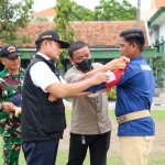 Bupati Lamongan, Yuhronur Efendi saat mengukuhkan agen Korpri di Makodim 0812 Lamongan, Minggu (27/11/2022).