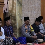 Bupati Ngawi, Ony Anwar Harsono dan Forkopimda Ngawi saat ikuti salat tarawih di Masjid Al Mukmin Sidomakmur, Kelurahan Ketanggi, Kecamatan Ngawi, Senin (27/3/2023).
