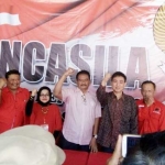 Anggota DPRD dari fraksi Golkar, Sujono Teguh Wijaya saat mengambil formulir di kantor DPC PDI Perjuangan Kota Kediri.