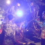 Petugas menaikkan dua motor hasil razia balap liar di jalan Desa Sendang, Kecamatan Senori menuju Desa Lajo Kidul, Kecamatan Singgahan.