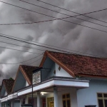 Erupsi Gunung Semeru terpantau meluncurkan awan panas sejauh 4,5 km. (foto: ist)