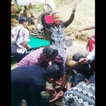 Air kembang ruwatan jadi rebutan para petinggi Pasuruan, termasuk Ayik Suhaya kandidat calon Bupati Pasuruan 2018.