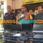 Kapolsek Rungkut, Kompol Muchamad Fakih, saat mengekspose fasilitas milik SDN Penjaringan yang dibobol komplotan pelajar. Foto: RUSMIYANTO/BANGSAONLINE