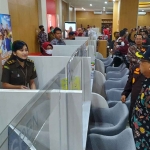 Bupati Tulungagung, Maryoto Birowo saat mencoba Mall Pelayanan Publik, Kamis (29/12/2022)