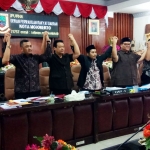 Bergandengan tangan suarakan Nyanyian Jiwa. Komisi II DPRD Kota Mojokerto menyatakan komitmennya memperjuangkan kepentingan masyarakat. foto: YUDI EP/ BANGSAONLINE