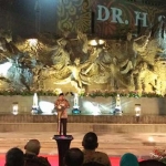 Gubernur Jawa Timur Soekarwo saat sambutan dengan latar belakangnya Tugu Parasamya Purnakarya Nugraha dan titik nol di halaman kator Gubernur Jatim, Jumat (28/12) malam. foto: YUDI ARIANTO/BANGSAONLINE